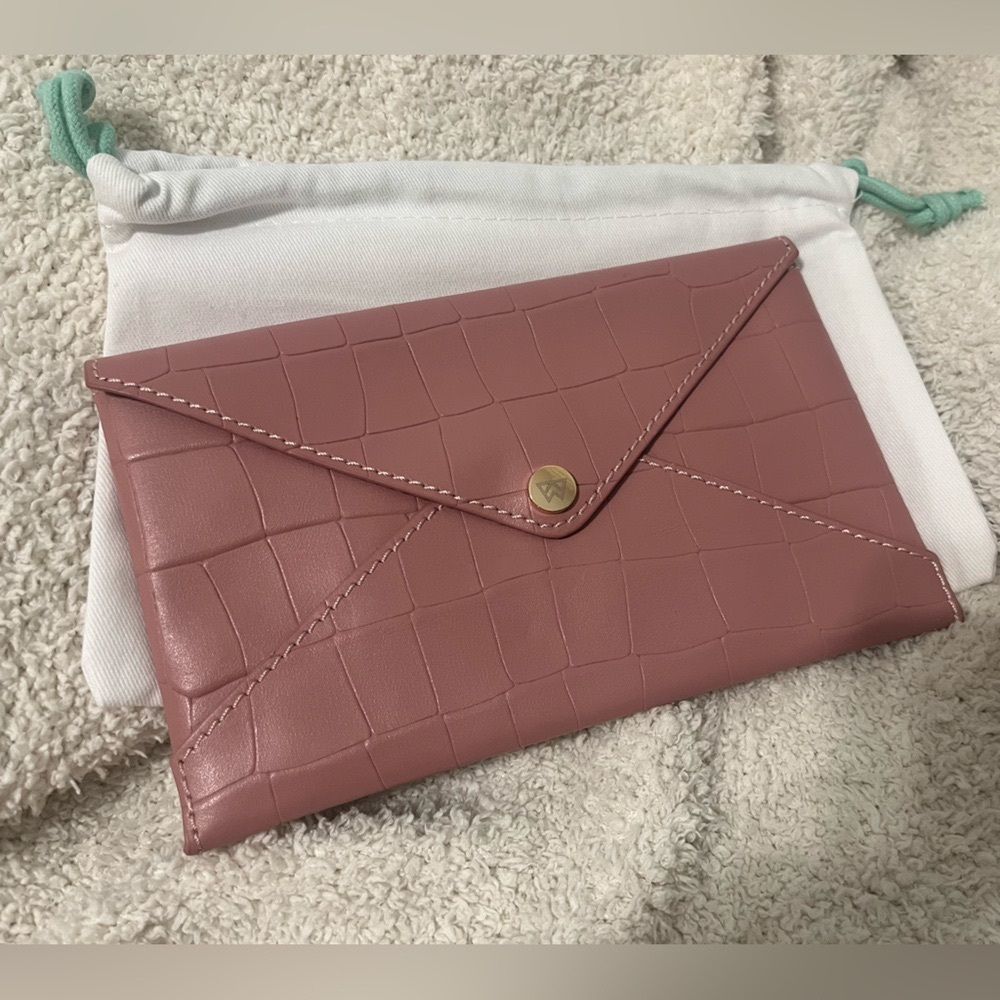 Kelly Wynne - NWT Elegant Pink Crocodile-Embossed Clutch